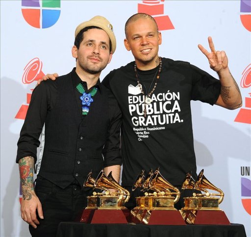 Calle 13 llena la estantería de Grammys